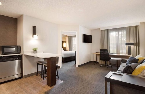 Reno/Tahoe Airport Hotel | Convenient Location! Unit w/Full Kitchen, Outdoor Pool, Free Breakfast!