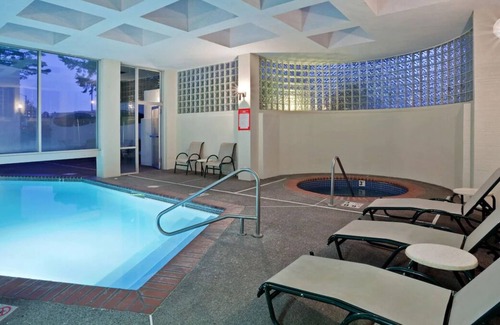 Lake Forest House | Convenient Location! Onsite Pool, Private Parking, Near Lake Oswego