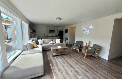 Tukwila House | Convenient modern 2br home, 5 mins from airport.