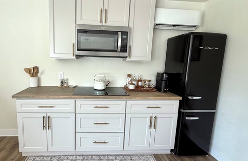 Tukwila House | Convenient modern 2br home, 5 mins from airport.