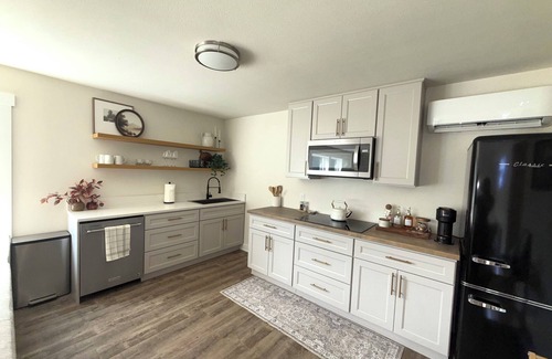 Tukwila House | Convenient modern 2br home, 5 mins from airport.