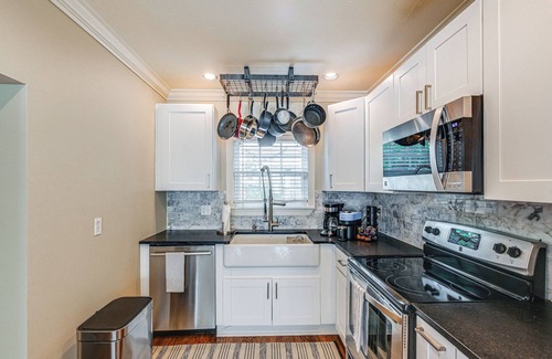 Berry Hill House | Convenient Nashville Hub w/Yard, 3 Mi to Downtown
