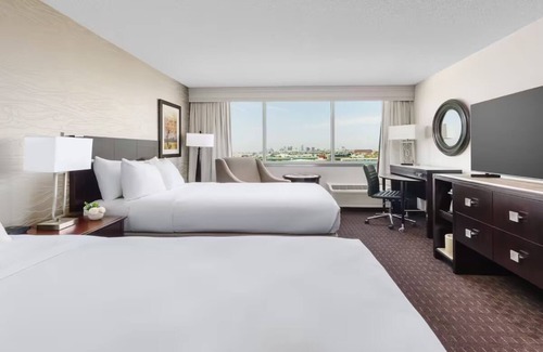 Phoenix Hotel | Convenient Phoenix Stay Near Airport with Pool and Free Shuttle 24/7