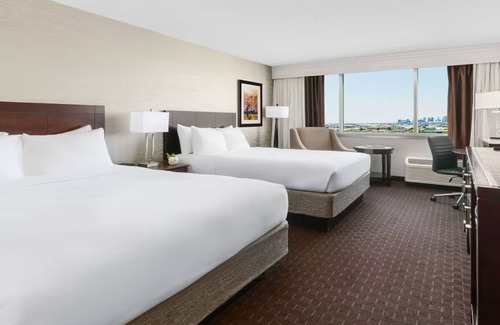 Phoenix Hotel | Convenient Phoenix Stay Near Airport with Pool and Free Shuttle 24/7