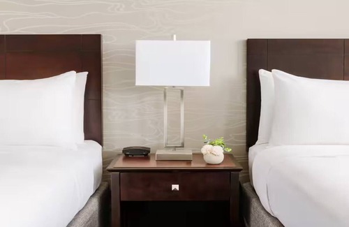 Phoenix Hotel | Convenient Phoenix Stay Near Airport with Pool and Free Shuttle 24/7