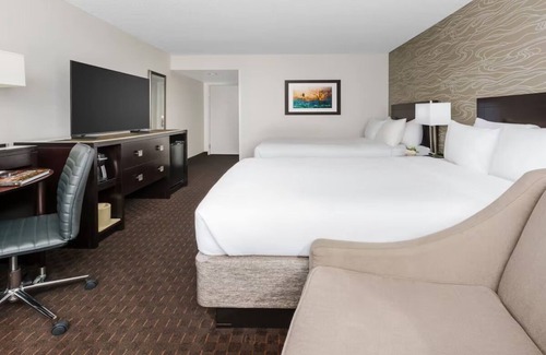 Phoenix Hotel | Convenient Phoenix Stay Near Airport with Pool and Free Shuttle 24/7