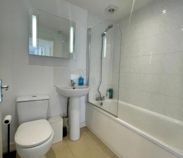 Andover Apartment | Convenient quiet flat with parking