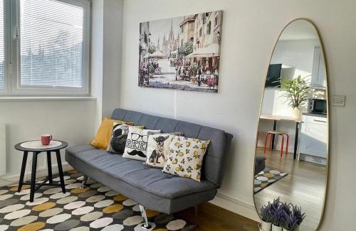 Andover Apartment | Convenient quiet flat with parking