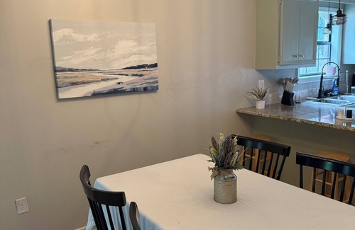 Ridgeland House | Convenient & Renovated 2BD/2BA house near Reservoir, Fenced Backyard, King Bed