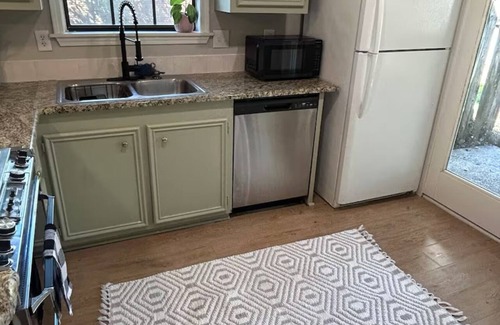 Ridgeland House | Convenient & Renovated 2BD/2BA house near Reservoir, Fenced Backyard, King Bed