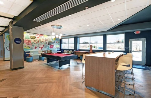 Portland House | Convenient Room Near Airport & Shopping w/Free Shuttle, Breakfast & Parking