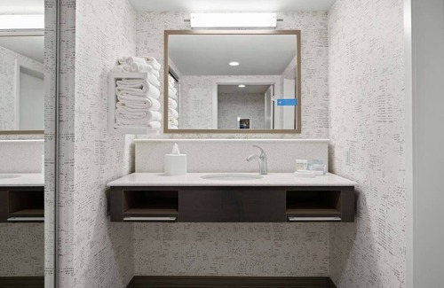 Cranberry Township Hotel | Convenient Stay! Indoor Pool, Free Breakfast and Parking! Close to North Park!