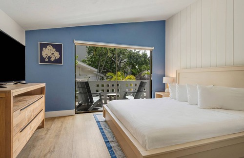 Islamorada Hotel | Convenient Stay in Florida! Free Parking, Free Breakfast, Pool, Pets Allowed