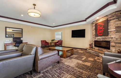 Council Bluffs Hotel | Convenient Stay, Superb Location! 2 Budget-friendly Units with Kitchenettes