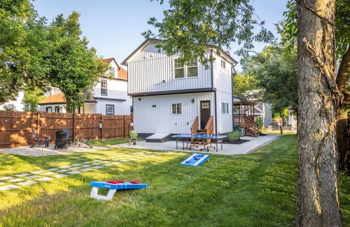 Roselawn Finance House | convenient to everything kingx3 free onsite parking full kitchen ping pong