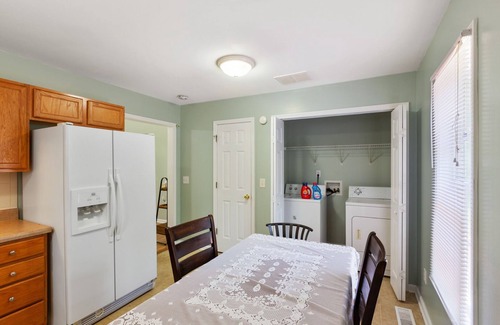 Winston - Salem House | ✨Convenient to I-40, DT, Wake Forest, UNCSA, WSSU, Benton Center, & Hospitals✨