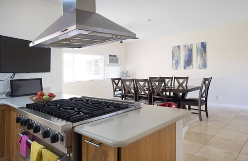'Aina Haina House | Convenient to Waikiki Large 3000 sqft 4br 2ba house in East Honolulu