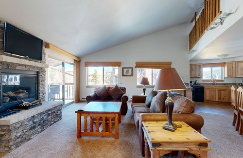 Four O'Clock Condo | Conveniently located condo with fireplace & shared hot tub