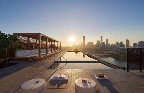 Milton Apartment | Conveniently located 2BR apt with rooftop pool at Milt