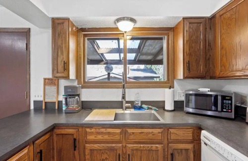 Billings House | Conveniently located, 4bd, 3bath, Vaulted ceilings