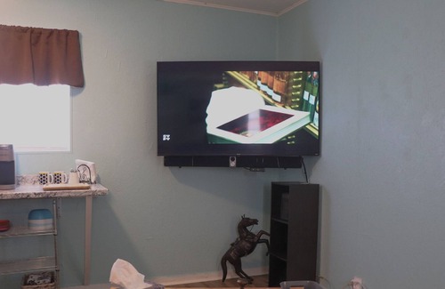 Saint Jo Cabin | Conveniently located near downtown Saint Jo