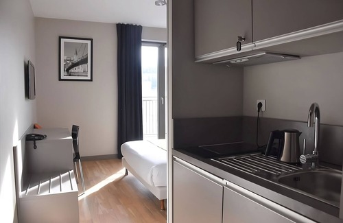 9th Arrondissement Hotel | Conveniently To Excellent Transportation! Pets are Allowed, Onsite Parking!