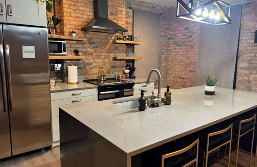 Italian Village House | Convention – Parking Free – King Bed - Short North