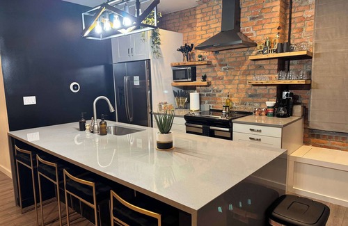 Italian Village House | Convention – Parking Free – King Bed - Short North