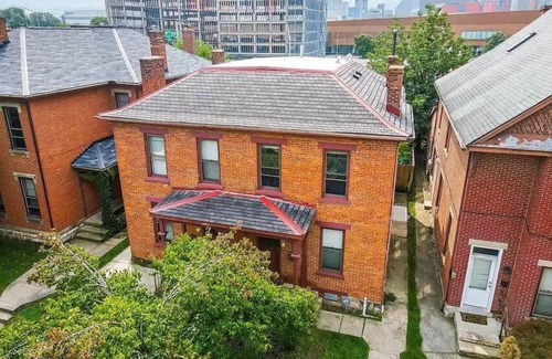Italian Village House | Convention – Parking Free – King Bed - Short North