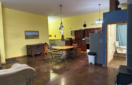 Brownstown House | Converted Barn to your comfy get away, close to Yakima/Naches. FarmnStay Tieton