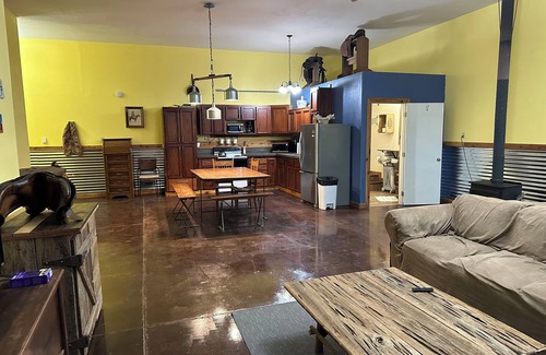 Brownstown House | Converted Barn to your comfy get away, close to Yakima/Naches. FarmnStay Tieton