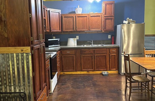 Brownstown House | Converted Barn to your comfy get away, close to Yakima/Naches. FarmnStay Tieton