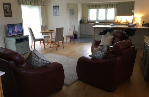 Tirabad House | Converted Detached Barn Dog friendly Set In Lovely Countryside n2 bed, 2bath.