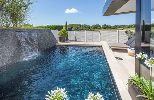 Cooden House | Cooden Beach: 4BD Retreat with Pool and Cinema