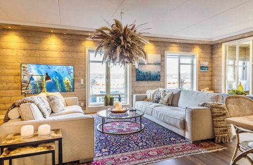 Marstrand Apartment | Cool 2-bedroom apartment in Marstrand with patio just by the quay and seaview