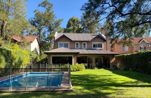 Don Torcuato House | Cool 4-bedroom chalet in Don Torcuato with WiFi access