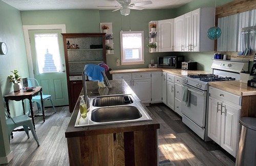 Ashtabula House | Cool 4-bedroom house with AC in charming Ashtabula