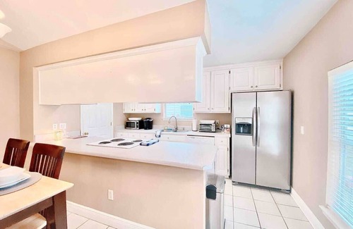 Tallahassee House | Cool and Bright Room Designed for Relaxation