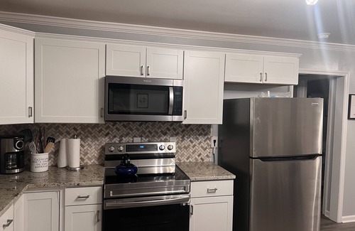 Monroe House | Cool and Calm 4bd 4ba close to all amenities in the city,