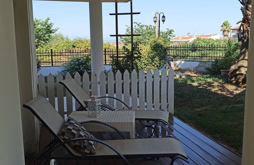 Kriopigi Apartment | Cool apartment with Long Sandy beaches just 6min drive. Free Wi Fi and Smart TV.
