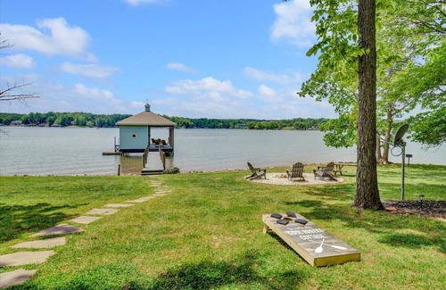 North Shore House | Cool Breeze Cottage - Firepit/Easy access to dock/Water Toys