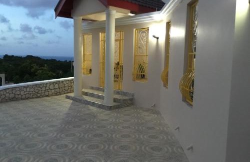 Discovery Bay House | Cool Breeze Discovery Bay