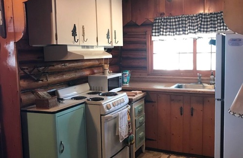 St Ignace Cabin | Cool breezes off Lake Michigan. Book your fall color stay! A few dates remain