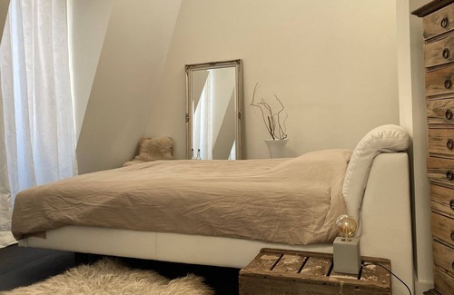 Katendrecht Apartment | cool city loft with a beautiful view over the Maas