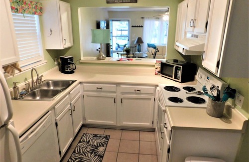 Port Royal House | Cool Coastal Cottage - 2 miles from Parris Island - 1 mile From Sands Beach!