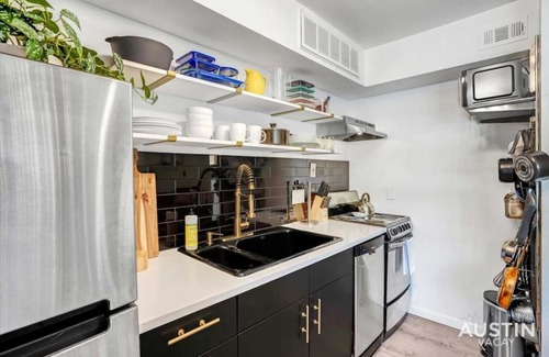 Riverside House | Cool Down On Riverside Free Parking and Shared Pool