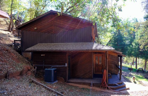 Midpines House | Cool Hippie House off Highway 140 and 27 miles from Yosemite Valley