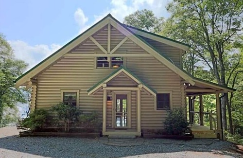 Rosman Cabin | Cool off in the mountains! Enjoy a real log home with endless views .