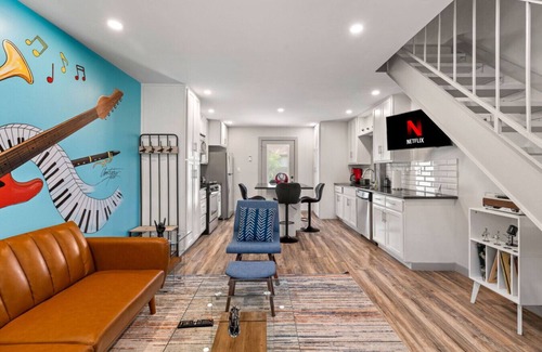 St. Edwards House | Cool Vibes SoCo Townhome!