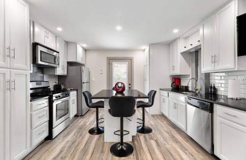 St. Edwards House | Cool Vibes SoCo Townhome!